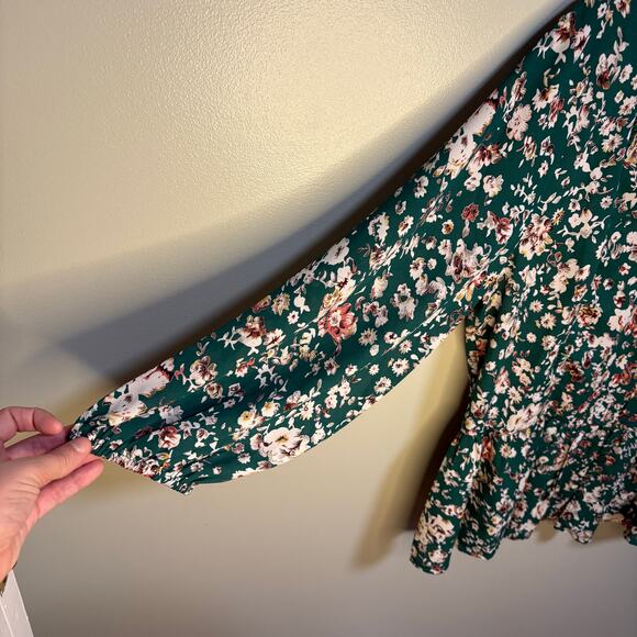 Collective Concepts Green White Sloan Floral Peplum Blouse Fab Fit Fun Medium - Picture 4 of 9
